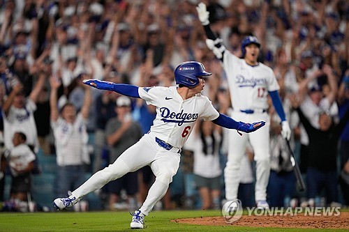 연장 11회말 끝내기 득점을 올린 김혜성과 환호하는 오타니 쇼헤이 [AP=연합뉴스]