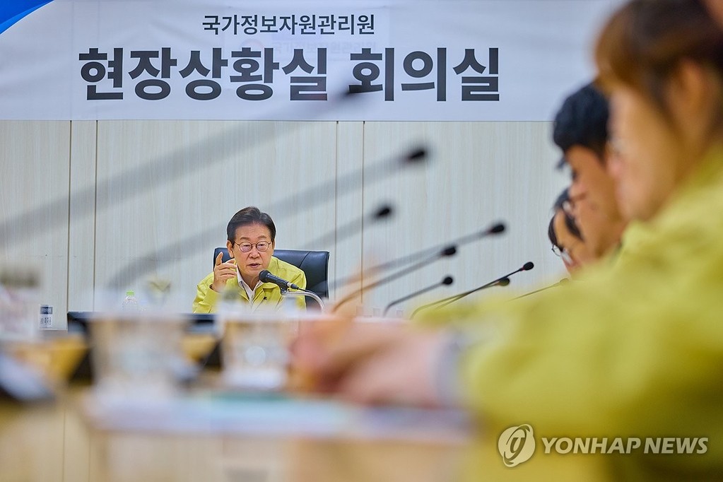 이재명 대통령, 국정자원 현장방문 (서울=연합뉴스) 이재명 대통령이 10일 대전 유성구 국가정보자원관리원 대전 본원을 찾아 피해 복구 현황 파악 및 향후 계획을 점검하고 있다. 2025.10.10 [대통령실 제공. 재판매 및 DB 금지] photo@yna.co.kr