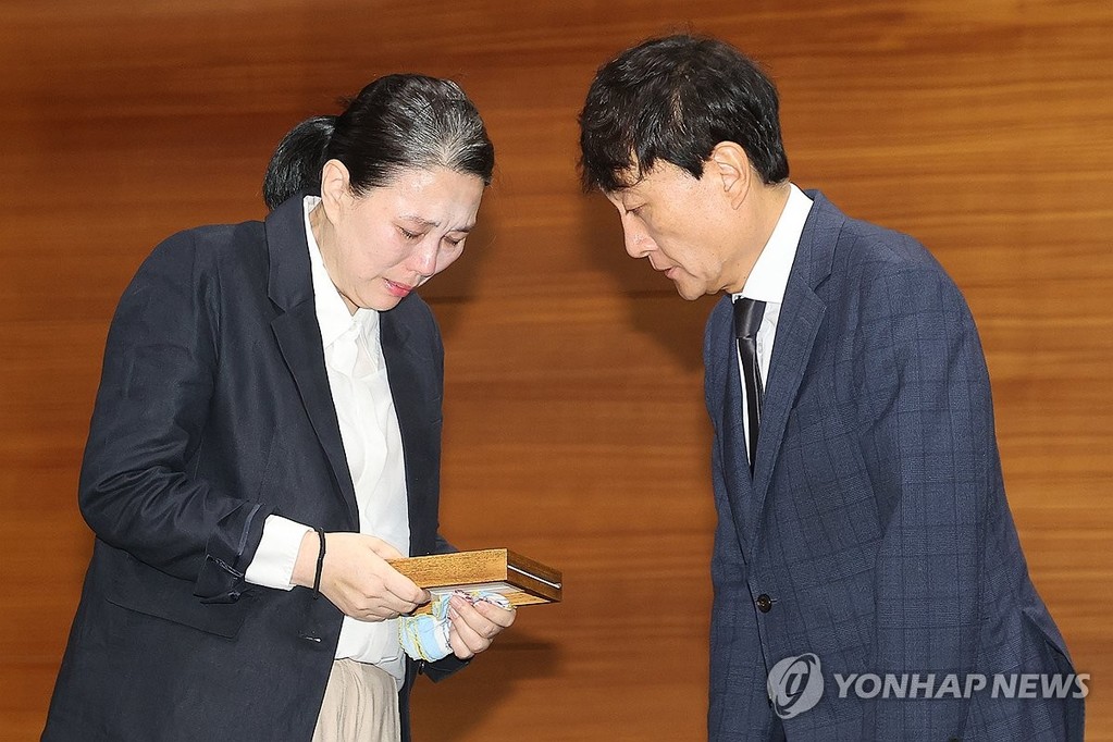 사과하는 안형준 MBC 사장 (서울=연합뉴스) 류효림 기자 = 안형준 MBC 사장(오른쪽)이 15일 서울 마포구 상암동 MBC 사옥에서 진행된 기자회견에서 직장 내 괴롭힘을 호소하며 숨진 MBC 기상캐스터 오요안나 씨 어머니 장연미씨와 합의문에 서명한 뒤 사과하고 있다. 2025.10.15 ryousanta@yna.co.kr