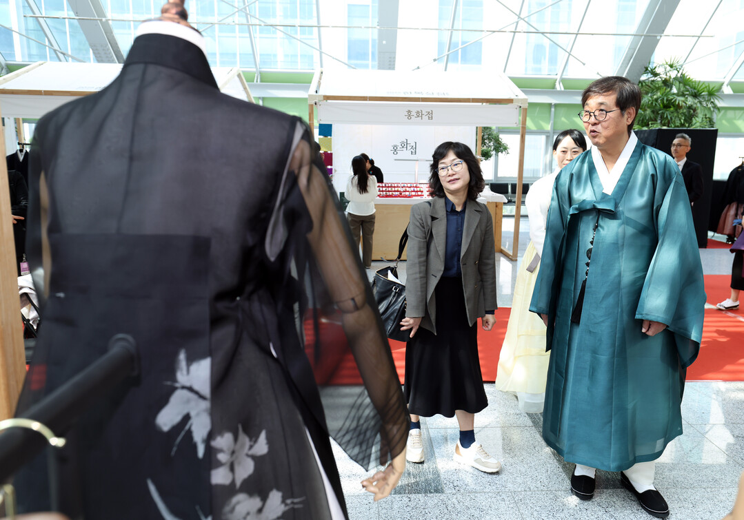 문체부 최휘영 장관, 찾아가는 한복상점 국회 개막식 참석