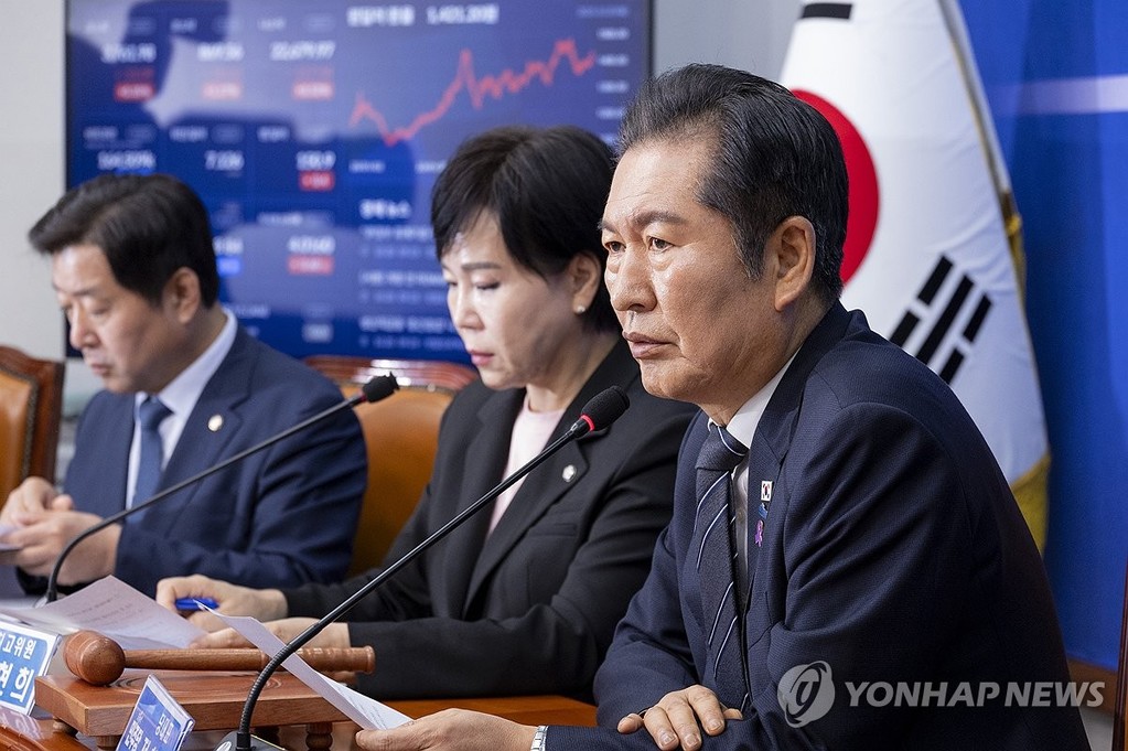 최고위원회의에서 발언하는 정청래 민주당 대표 (서울=연합뉴스) 황광모 기자 = 더불어민주당 정청래 대표를 비롯한 최고위원들이 20일 국회에서 열린 최고위원회의에서 발언하고 있다. 2025.10.20 hkmpooh@yna.co.kr