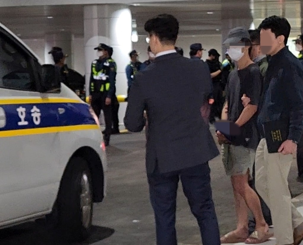지난 18일 캄보디아에서 송환된 직후 서대문경찰서로 이송되는 A씨 [촬영 김준태]