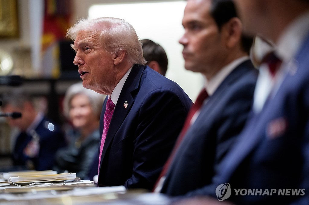 17일(현지시간) 젤렌스키 대통령 향해 말하는 트럼프 대통령 [EPA 연합뉴스 자료사진. 재판매 및 DB 금지]