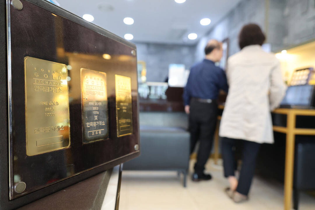 국제 금(金)시세 12년래 최대 낙폭...