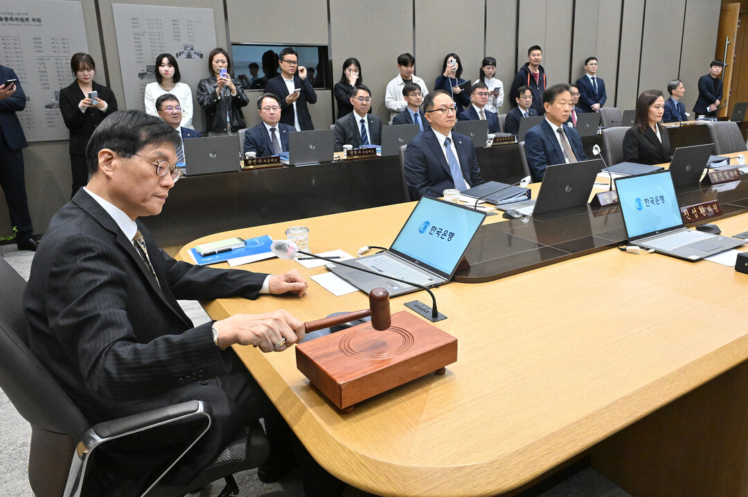 집값·환율에 불 지피지 않는다…한은,...