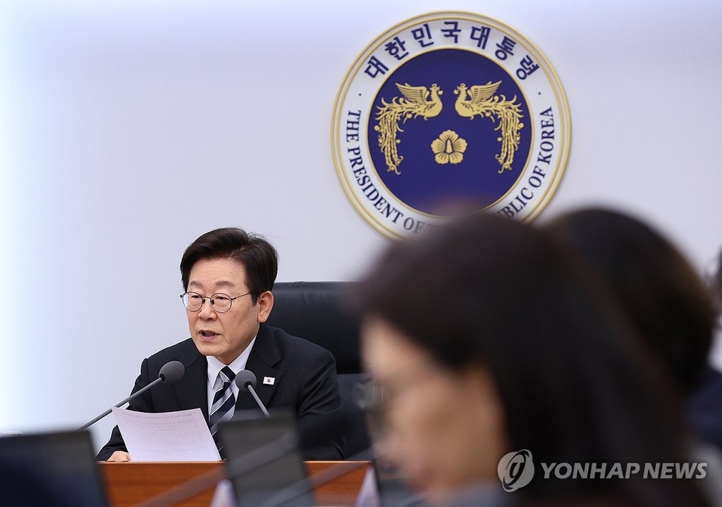 이재명 대통령, 수석보좌관회의 발언 (서울=연합뉴스) 김도훈 기자 = 이재명 대통령이 23일 서울 용산 대통령실에서 열린 수석보좌관회의에서 발언하고 있다. 2025.10.23 superdoo82@yna.co.kr