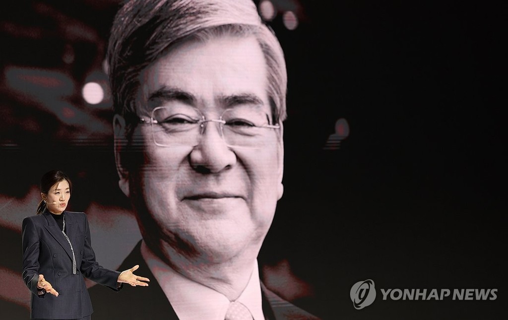 미래전략 발표하는 조현민 사장 (서울=연합뉴스) 이진욱 기자 = 23일 서울 용산구 그랜드하얏트서울에서 열린 한진그룹 80주년 기념행사 매체 설명회에서 조현민 사장이 미래전략 및 새 기업이미지(CI)를 브리핑하고 있다. 2025.10.23 cityboy@yna.co.kr