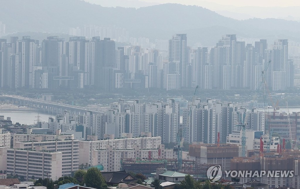 토지거래허가구역 시행 (서울=연합뉴스) 이재희 기자 = 20일 서울 남산에서 바라본 아파트 단지의 모습. 정부가 발표한 10·15 부동산 대책에 따라 이날부터 서울 전 지역과 과천, 분당 등 경기 12개 지역에서 토지거래허가제가 시행된다. 2025.10.20 scape@yna.co.kr