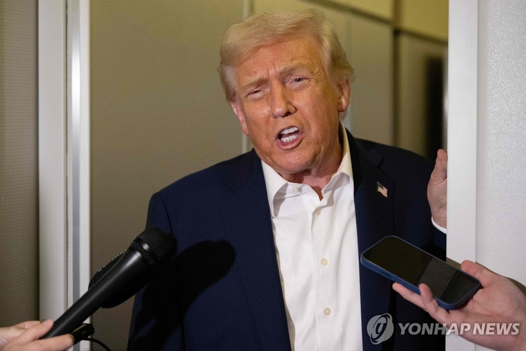전용기 안에서 기자들과 약식 회견 가지는 트럼프 미국 대통령 [AFP=연합뉴스 자료사진. 재판매 및 DB 금지]