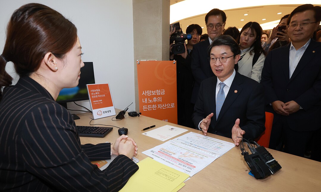 금융위원장, 사망보험금 유동화 가입 현장 점검