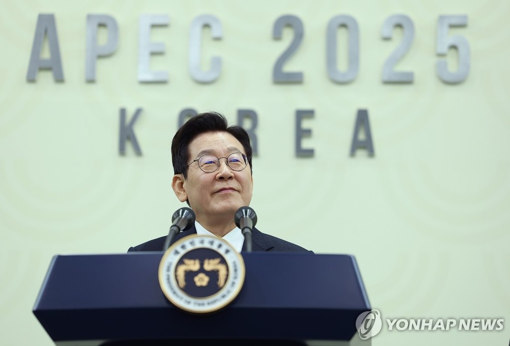 이재명 대통령, 2025 경주 APEC 정상회의 기자회견 (경주=연합뉴스) 특별취재단 = 이재명 대통령이 1일 경주화백컨벤션센터(HICO)에서 2025 아시아태평양경제협력체(APEC) 정상회의 기자회견을 하고 있다.  2025.11.1 photo@yna.co.kr