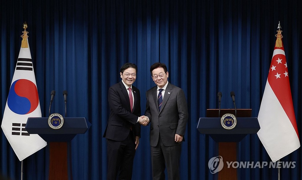 한-싱가포르 공동언론발표, 악수하는 두 정상 (서울=연합뉴스) 김도훈 기자 = 이재명 대통령과 로런스 웡 싱가포르 총리가 2일 용산 대통령실에서 공동언론 발표를 마친 뒤 악수하고 있다. 2025.11.2 [대통령실통신사진기자단] superdoo82@yna.co.kr