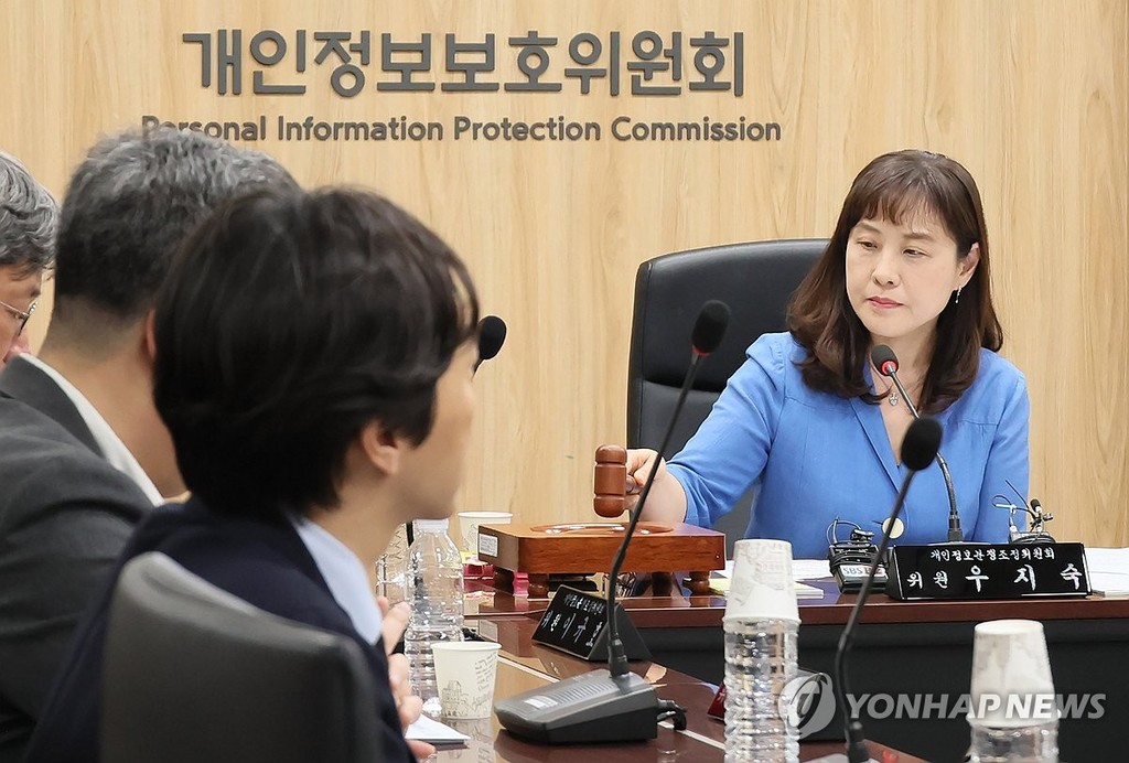 의사봉 두드리는 우지숙 위원 (서울=연합뉴스) 이정훈 기자 = 19일 서울 종로구 정부서울청사에서 열린 개인정보분쟁조정위원회 제56차 전체회의에서 우지숙 위원이 의사봉을 두드리고 있다. 2025.6.19 uwg806@yna.co.kr
