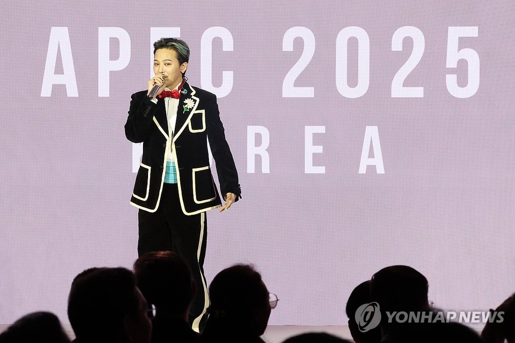 지드래곤, 갈라만찬 문화공연 (경주=연합뉴스) 특별취재팀 = 가수 지드래곤이 2025년 10월 31일 경북 경주시 라한셀렉트호텔에서 열린 2025 아시아태평양경제협력체(APEC) 정상회의 환영 만찬에서 발언하고 있다. [연합뉴스 자료사진]