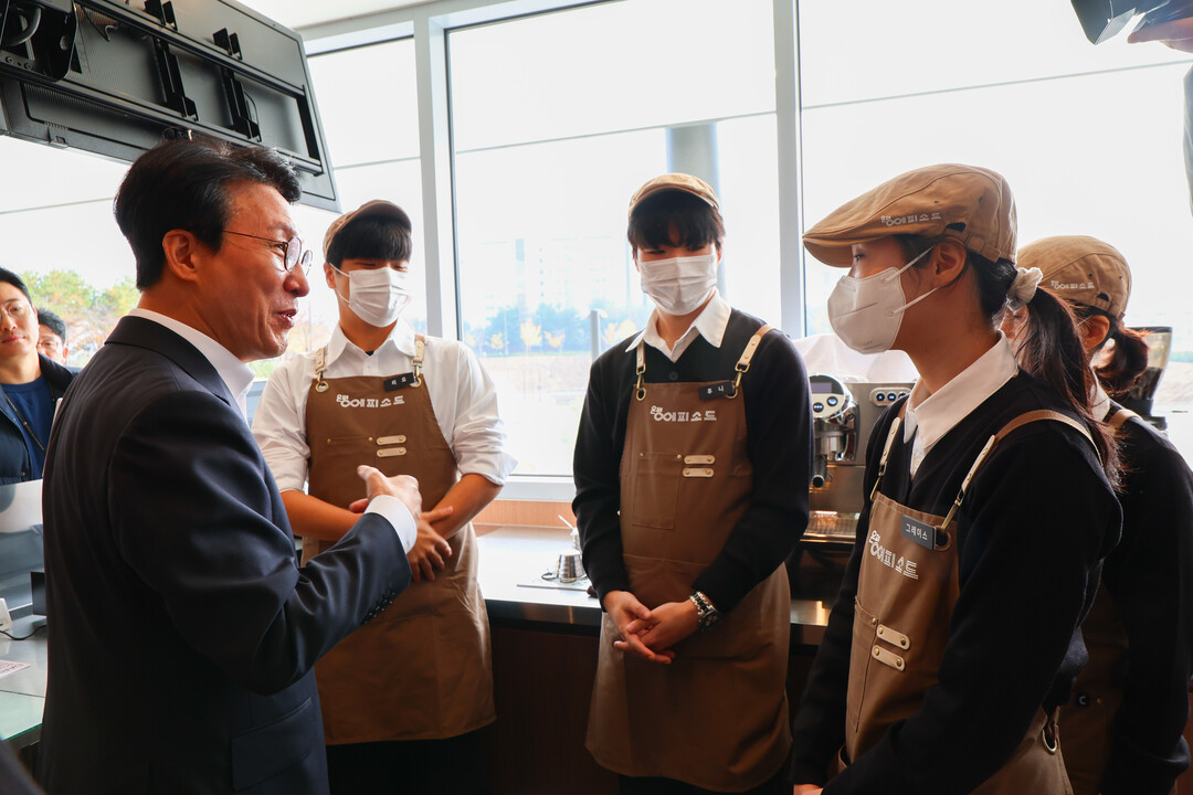 김민석 국무총리, 자립준비청년 운영 ‘은평 에피소드 카페