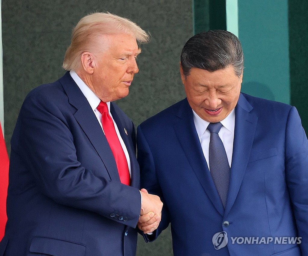 악수하는 트럼프·시진핑 [연합뉴스 자료사진] 손형주 기자 = 도널드 트럼프 미국 대통령과 시진핑 중국 국가주석이 10월 30일 부산 김해공군기지 의전실 나래마루에서 미중 정상회담을 마친 뒤 회담장을 나서며 악수하고 있다. 2025.10.30 handbrother@yna.co.kr