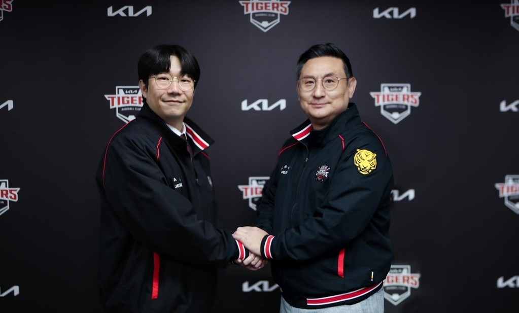 FA 계약한 양현종과 KIA 심재학 단장(오른쪽) [KIA 타이거즈 제공. 재배포 및 DB 금지]