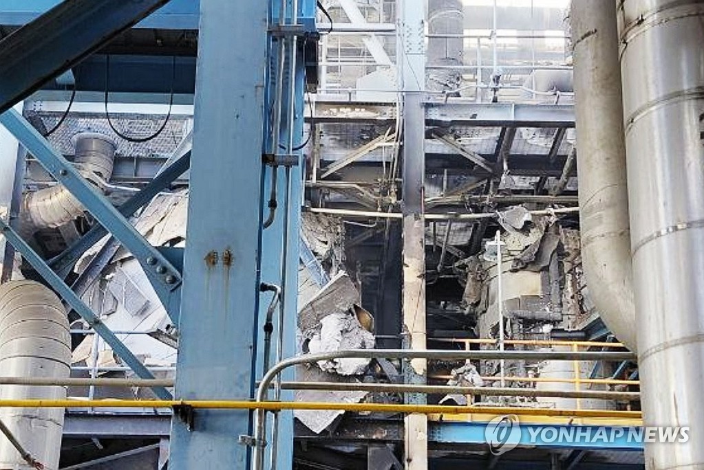 태안화력 폭발의 흔적 (태안=연합뉴스) 9일 오후 2시 43분께 충남 태안군 원북면 태안화력발전소에서 폭발음과 함께 불이 났다는 신고가 119에 접수돼 소방 당국이 화재를 진압하는 가운데 화재 현장에서 폭발 흔적이 보인다. 2025.12.9 [독자 제공. 재판매 및 DB 금지] coolee@yna.co.kr