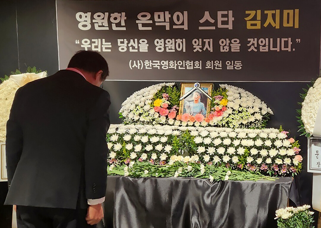 문체부 최휘영 장관, 배우 고 김지미 추모 공간 조문