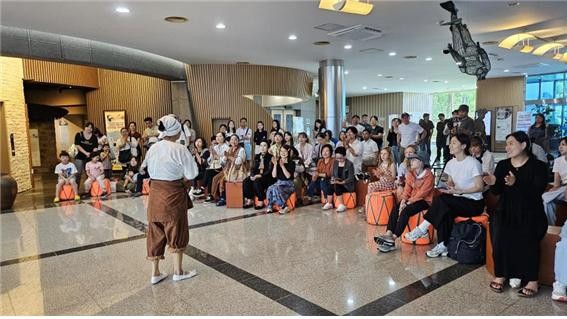 제주해녀박물관 찾은 외국인 관람객 [제주도 제공.재판매 및 DB 금지]