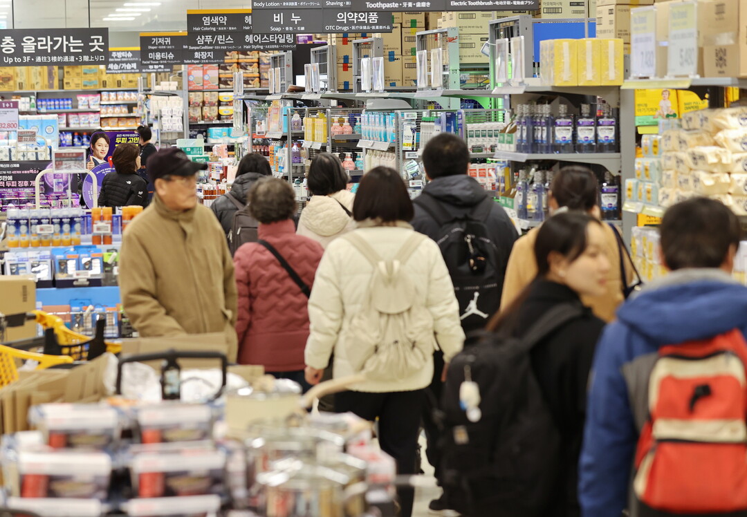 "고물가에 국민 지갑 닫았다...
