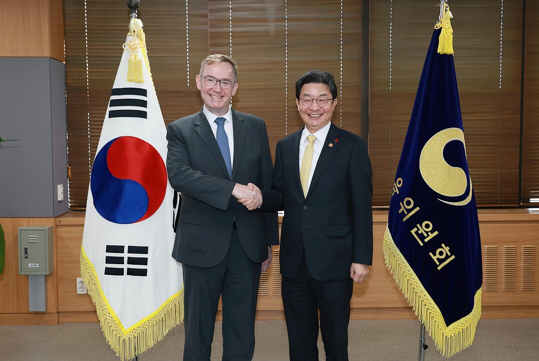 이억원 금융위원장, 주한 영국대사와 금융정책 방향 교환