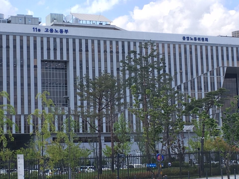 고용부, 민간과 손잡고  불법·거짓 ...