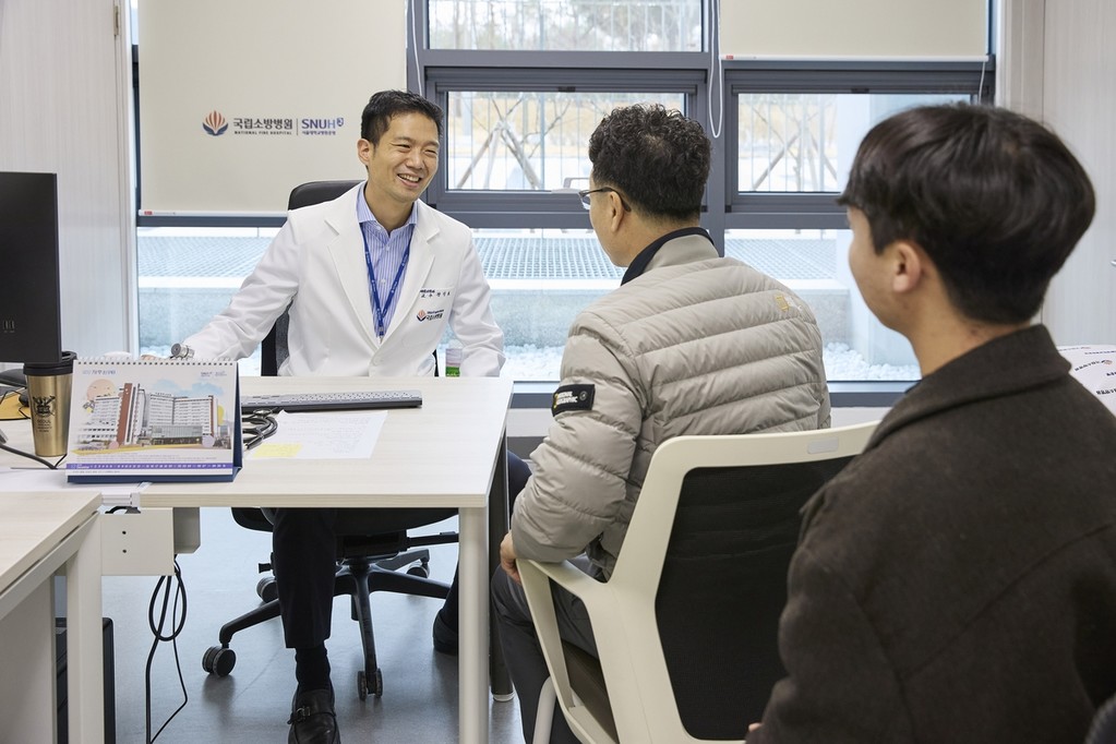 (음성=연합뉴스) 서울대학교병원 운영 국립소방병원은 24일 현판식을 열고 시범진료를 개시했다. 사진은 1호 환자 시범진료 모습. 2025.12.24. [서울대병원 제공. 재판매 및 DB 금지]