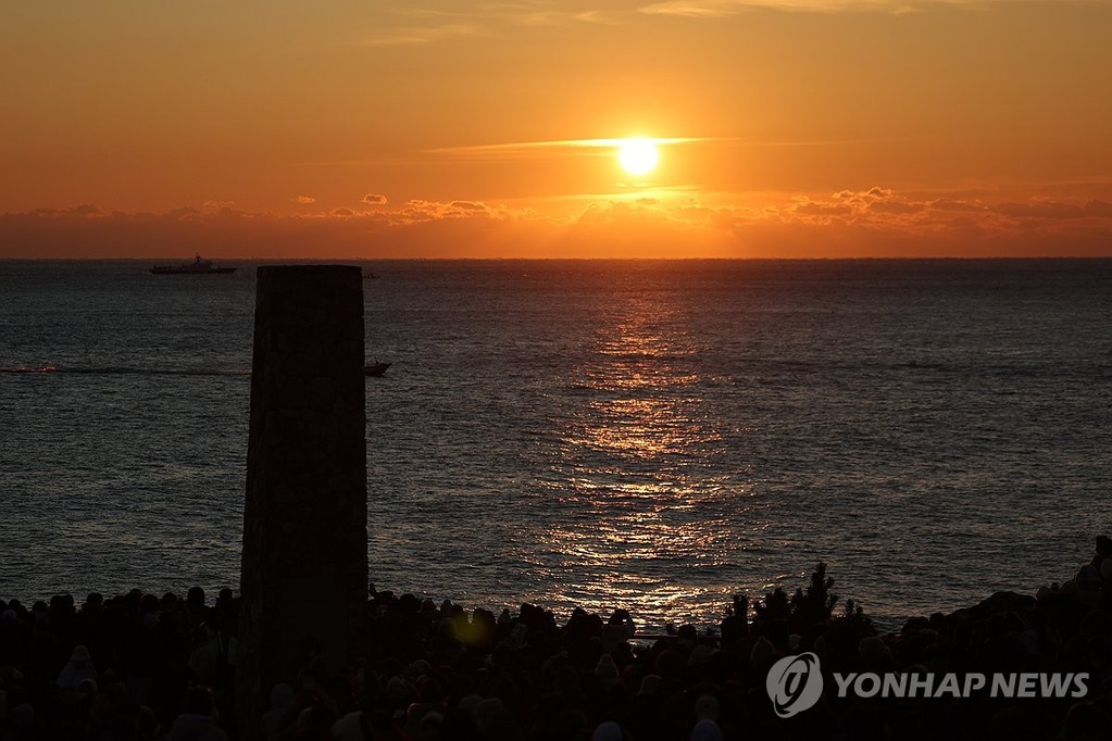 새해 첫 날 떠오른 해 (울산=연합뉴스) 장지현 기자 = 새해 첫날인 1일 오전 한반도 육지에서 해가 가장 먼저 뜨는 울산시 울주군 서생면 간절곶에서 2026년 첫 해가 떠오르고 있다. 2026.1.1 jjang23@yna.co.kr