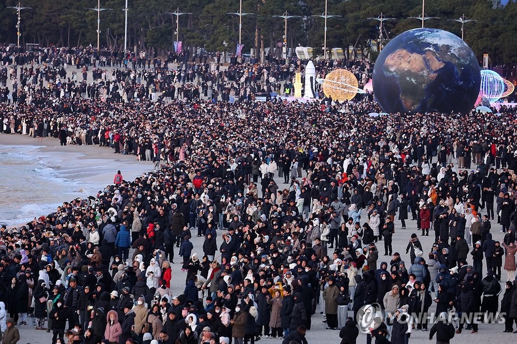 해운대 해맞이 인파 (부산=연합뉴스) 손형주 기자 = 1일 오전 부산 해운대해수욕장에서 병오년 첫해를 보기 위해 많은 시민들이 모여 있다. 2026.1.1 handbrother@yna.co.kr