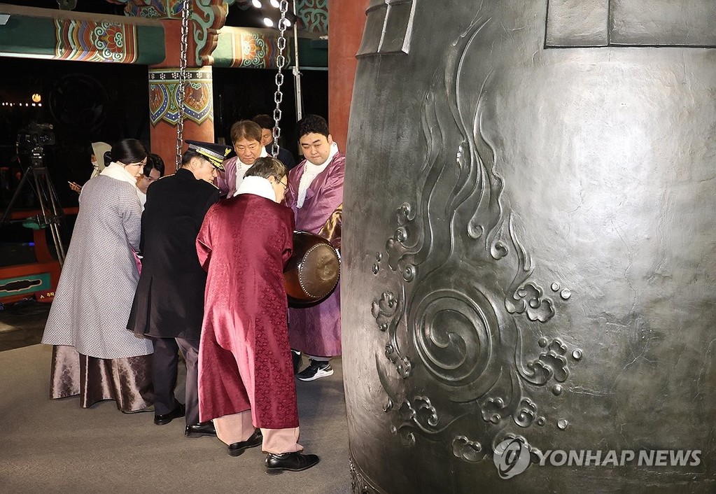 2026년 맞이하는 희망의 종 (서울=연합뉴스) 서명곤 기자 = 2026년 새해 첫날인 1일 서울 종로구 보신각에서 열린 제야의 종 타종행사에서 시민대표들이 타종을 하고 있다.  2026.1.1 [공동취재] seephoto@yna.co.kr