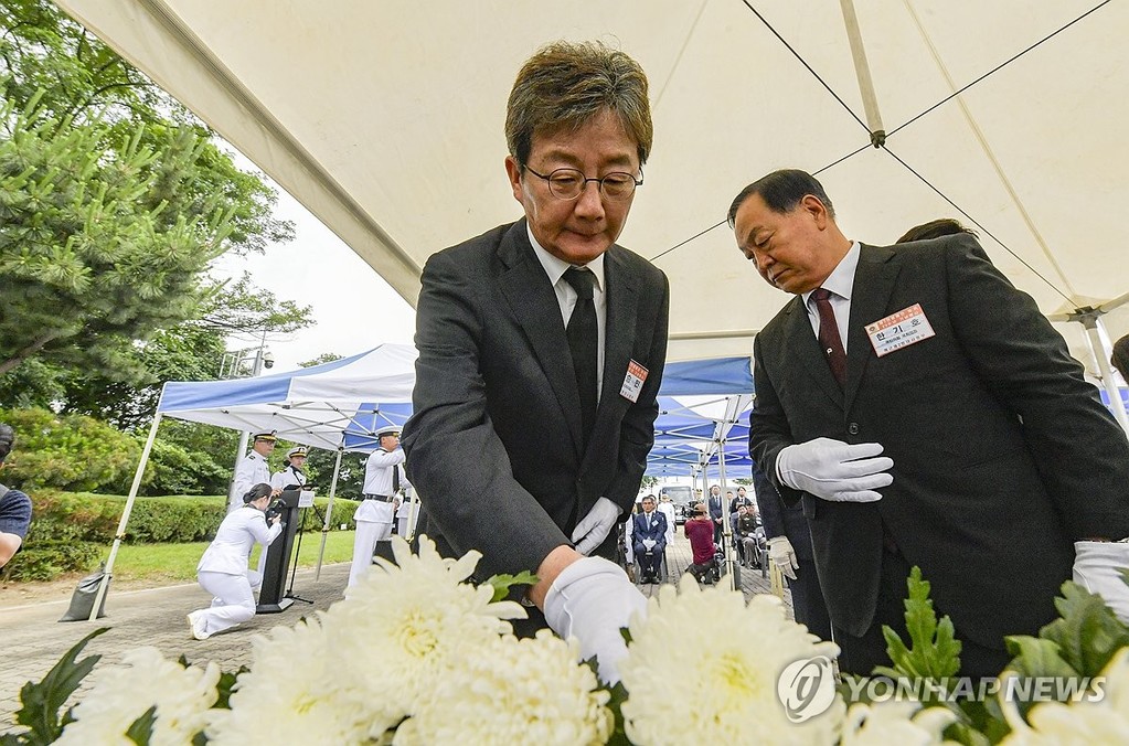 헌화하는 유승민 전 의원 (평택=연합뉴스) 홍기원 기자 = 29일 경기도 평택시 해군 제2함대사령부에서 열린 