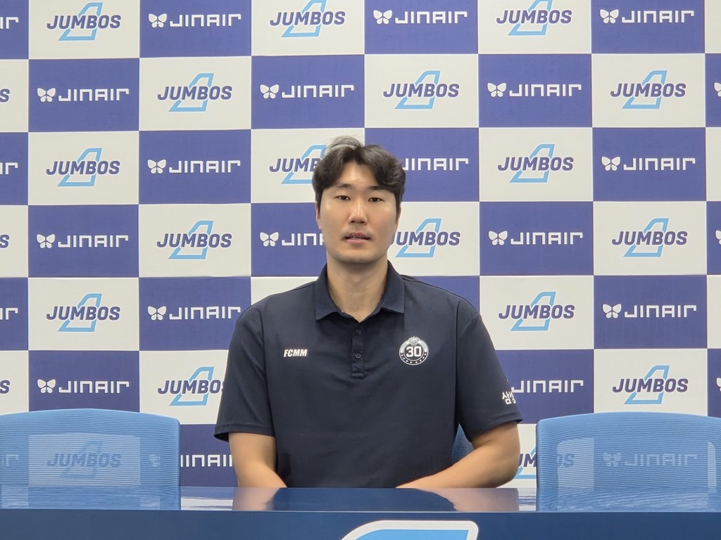 인터뷰하는 고준용 삼성화재 감독대행 (인천=연합뉴스) 고준용 삼성화재 감독대행이 1일 인천 계양체육관에서 열리는 프로배구 남자부 대한항공과의 방문 경기를 앞두고 취재진과 인터뷰하고 있다.