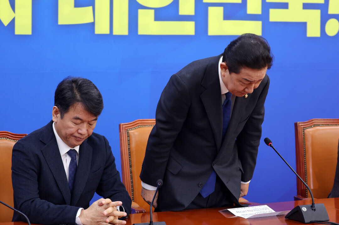 더불어민주당 김병기 원내대표가 30일 서울 여의도 국회에서 열린 민주당 원내대책회의에서 사퇴 의사를 밝히며 인사하고 있다. 2025.12.30 [사진제공 연합뉴스]&nbsp;