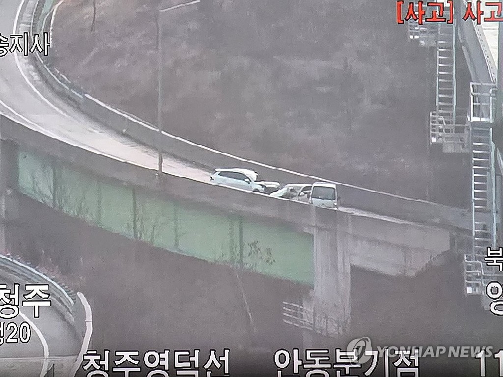 서산영덕고속도 다중 추돌사고 (상주=연합뉴스) 10일 서산영덕고속도로 경북 구간 곳곳에서 다중 추돌사고가 나 다수 사상자가 발생했다. 사진은 한국도로공사 폐쇄회로(CC)TV에 촬영된 사고 현장. 2026.1.10 [한국도로공사 CCTV 캡처. 재판매 및 DB 금지]