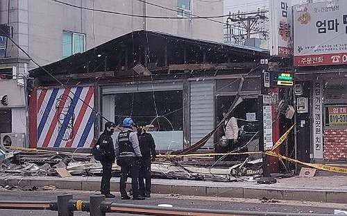 의정부서 강풍에 가로 15ｍ 간판 쿵&hellip;20대 행인 사망 (의정부=연합뉴스) 경기 전역에 강풍주의보가 내려진 10일 의정부에서 강한 바람에 떨어진 간판에 깔린 행인이 숨지는 사고가 발생했다. 경찰과 소방 당국에 따르면 이날 오후 2시 21분께 경기 의정부시 호원동에서 가로 15m, 세로 2m 정도 크기의 간판이 떨어졌다. 2026.1.10 [독자 제공. 재판매 및 DB 금지]