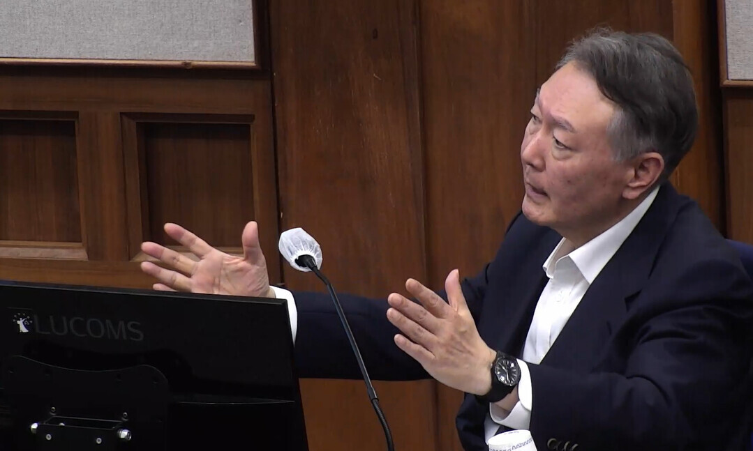 윤석열 전 대통령이 24일 서울 서초구 서울중앙지법에서 열린 내란 우두머리 혐의 속행 공판에 출석해 발언하고 있다. 2025.12.24 [서울중앙지법 제공. 재판매 및 DB금지]