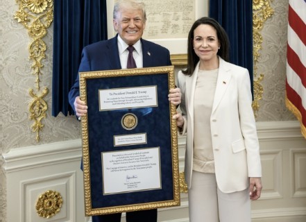 마차도로부터 노벨평화상 메달 담긴 대형 금색 액자 전달받은 트럼프 대통령 [백악관 트루스소셜 화면 캡처]