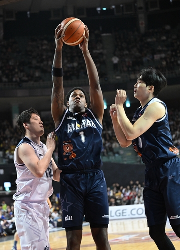 리바운드 잡아내는 네이던 나이트 [KBL 제공. 재판매 및 DB 금지]
