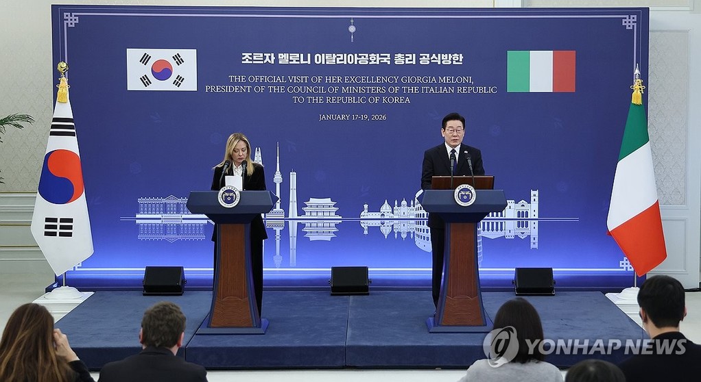 한-이탈리아 정상 공동언론발표 (서울=연합뉴스) 김도훈 기자 = 이재명 대통령과 조르자 멜로니 이탈리아 총리가 19일 청와대에서 정상회담 후 공동언론발표를 하고 있다. 2026.1.19 superdoo82@yna.co.kr