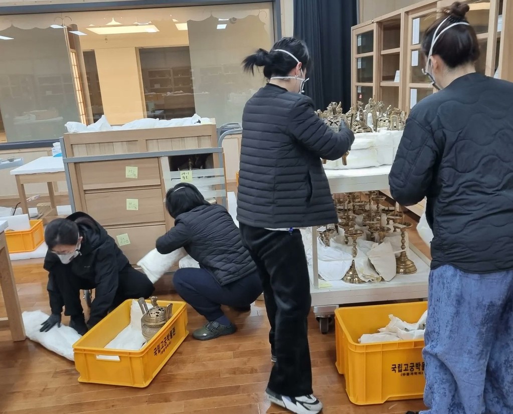 유물 옮길 준비하는 박물관 관계자들 [국가유산청 제공. 재판매 및 DB 금지]