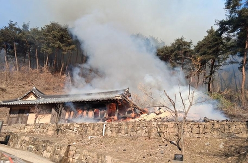 야산으로 번진 영주 고택 화재 [경북소방본부 제공. 재판매 및 DB 금지]