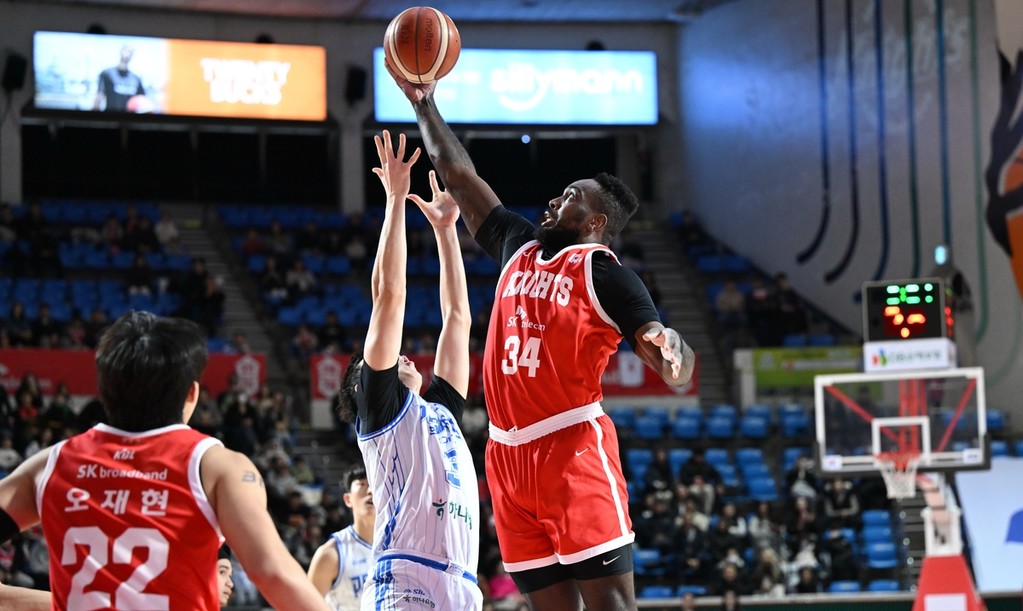 리바운드 따내는 자밀 워니 [KBL 제공. 재판매 및 DB 금지]
