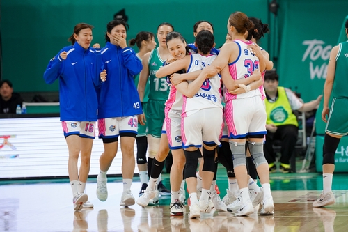 승리에 기뻐하는 삼성생명 선수들 [WKBL 제공. 재판매 및 DB 금지]