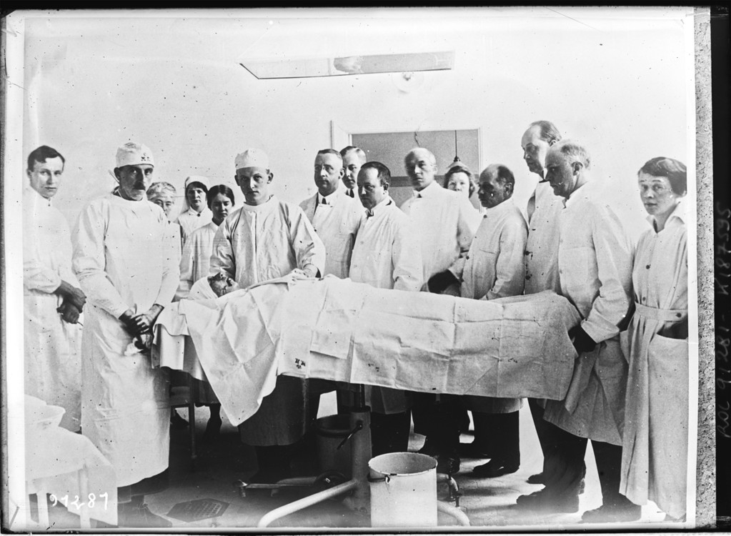 1924년 덴마크 해병들을 수술하던 수술실에서의 해럴드 길리스(왼쪽 두 번째) [열린책들 제공. 재판매 및 DB 금지]