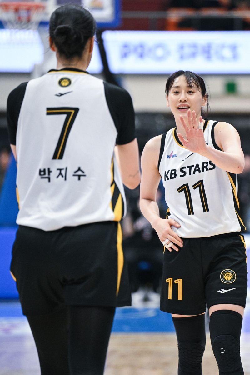 박지수와 강이슬 [WKBL 제공. 재판매 및 DB 금지]
