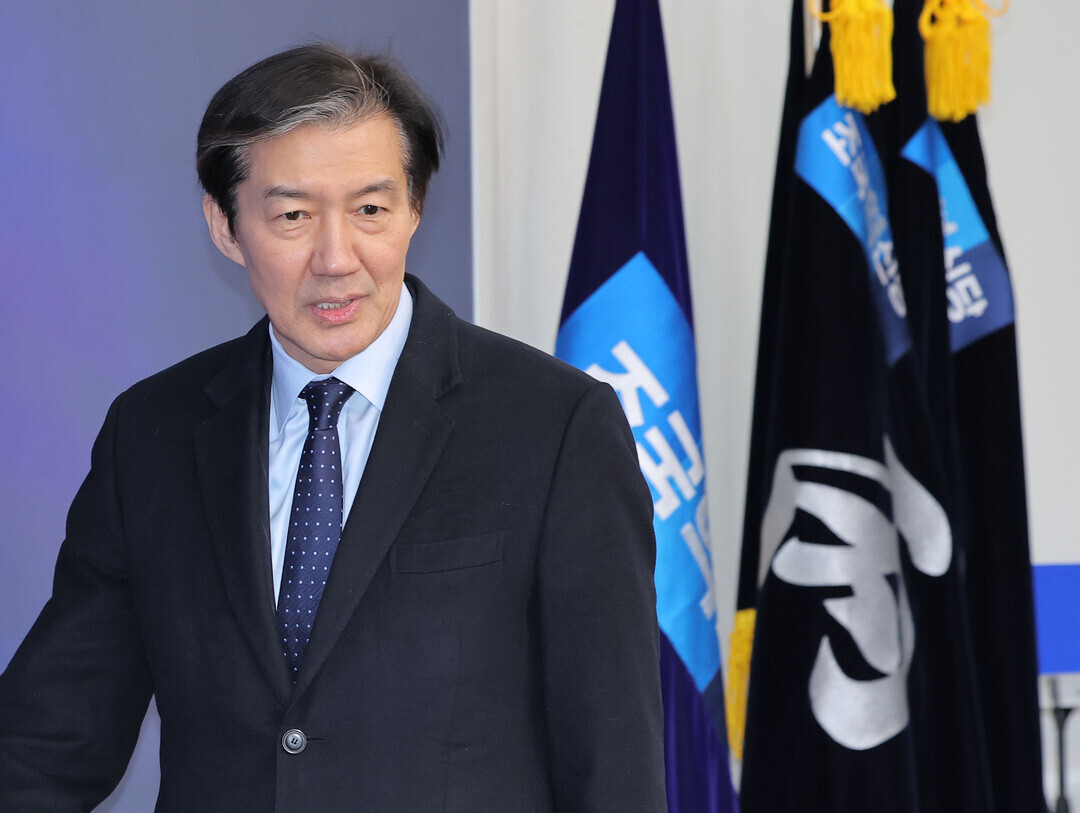 조국혁신당 조국 대표가 24일 서울 여의도 국회에서 더불어민주당 정청래 대표의 합당 제안 관련 논의를 위해 열린 긴급 의원총회에 참석하고 있다.