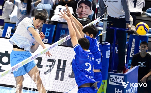 공격하는 대한항공의 정지석(왼쪽) [한국배구연맹 제공. 재판매 및 DB 금지]