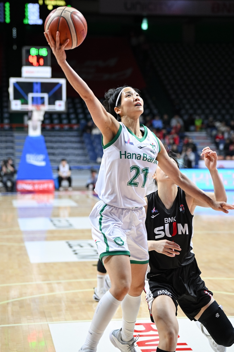 골밑슛 시도하는 하나은행 이이지마 사키. [WKBL 제공. 재판매 및 DB 금지]