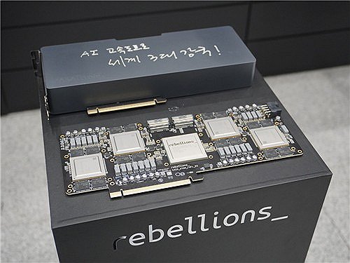 이재명 대통령이 사인한 리벨리온 반도체 (서울=연합뉴스) 이재명 대통령이 20일 울산전시컨벤션센터에서 최태원 SK그룹 회장, 프라사드 칼야나라만 AWS 인프라 총괄 대표 등과 함께 울산 AI 데이터센터 출범식에 참석했다. 이 대통령은 영상검색 AI 모델 개발사 트웰브랩스, AI 기반 커머스&middot;콘텐츠 기업 스튜디오랩, AI 반도체 개발사 리벨리온 등 스타트업의 기술 시연에 참석했다. 사진은 이재명 대통령이 리벨리온의 AI 반도체에 남긴 